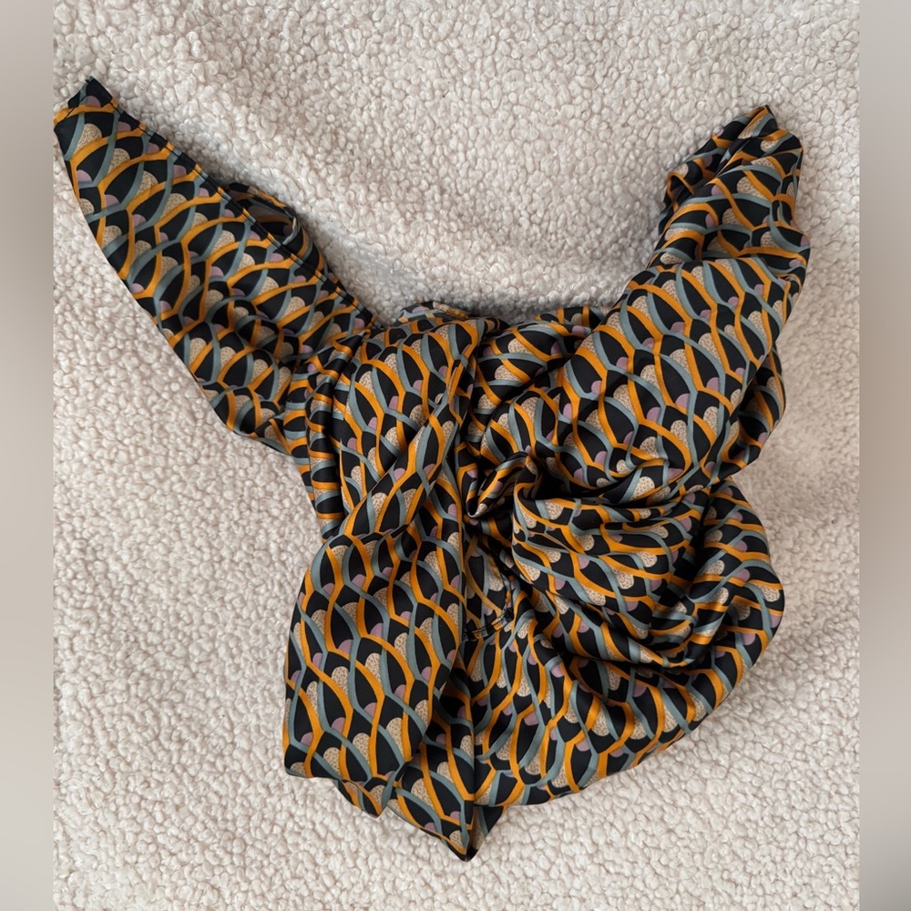 Elegant Patterned Scarf in Black and Gold
